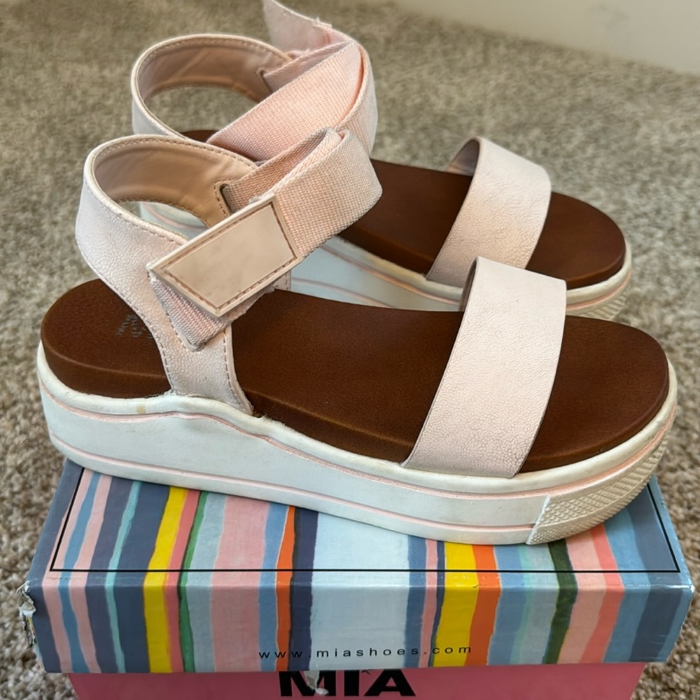 Trendy Mia® Kids platform sandal pink with Velcro closure.